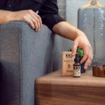 huile de cbd sur table